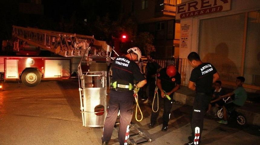 Tuvalette Mahsur Kalan Radyocu Kadını İtfaiye Kurtardı