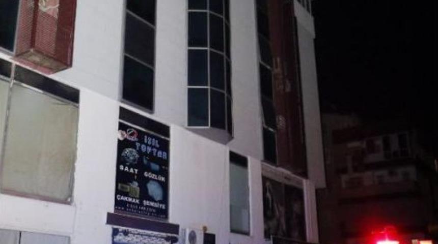 Tuvalette Mahsur Kalan Radyo Sunucusunu Itfaiye Kurtardı