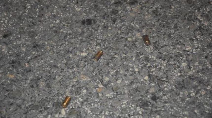 Gece Kul&uuml;b&uuml; &Ccedil;ıkışı Silahlı Kavga: 1'i Ağır 2 Yaralı