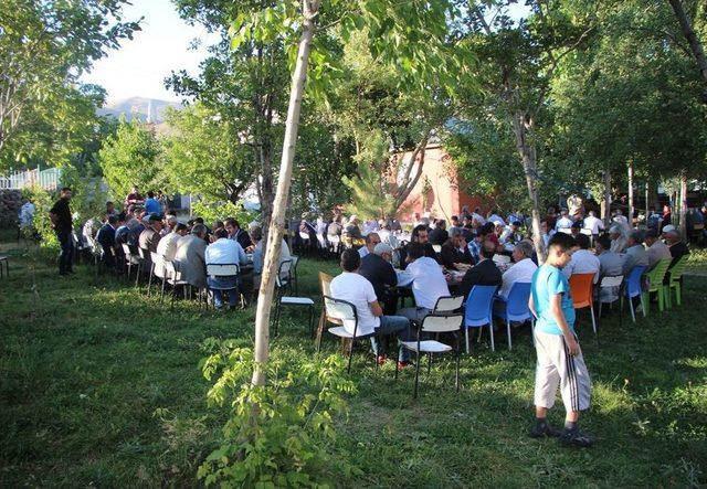 Aileler Arasındaki Husumeti Barış Yemeği Bitirdi