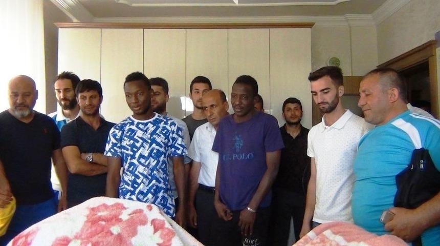 Erciş Belediyespor Futbolcuları Yatağa Mahkum Olan Arkadaşlarını Unutmadı
