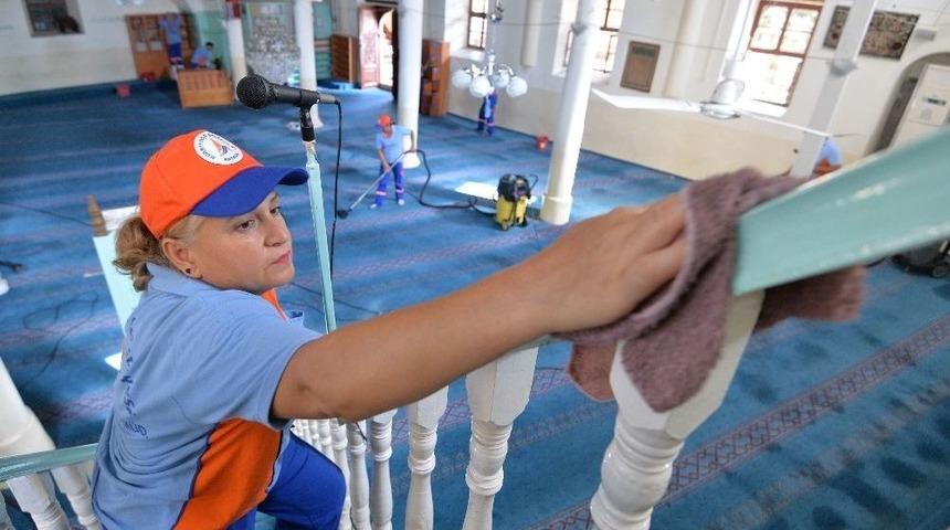 Muratpaşa&rsquo;da Camiler G&uuml;l Kokuyor