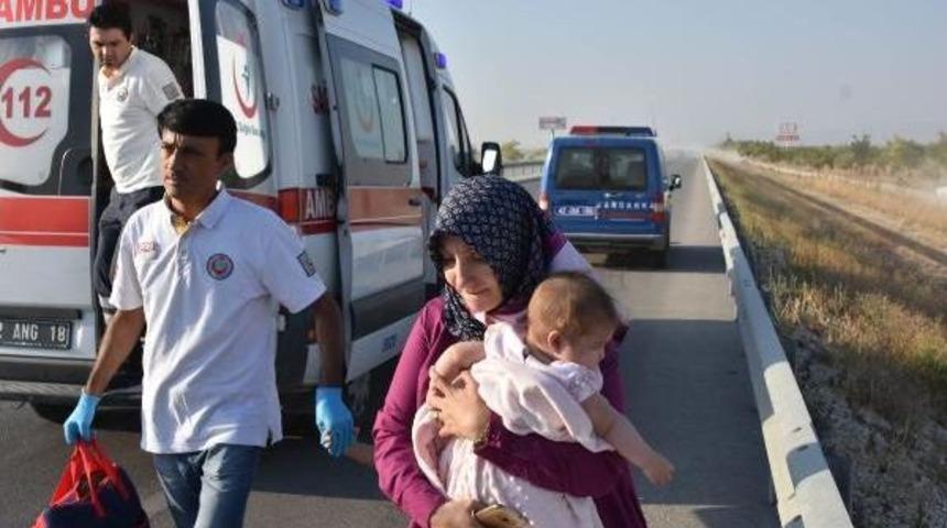 Kamyon Otob&uuml;se &Ccedil;arptı: 3 Kurbanlık Telef Oldu, 6 Kişi Yaralandı