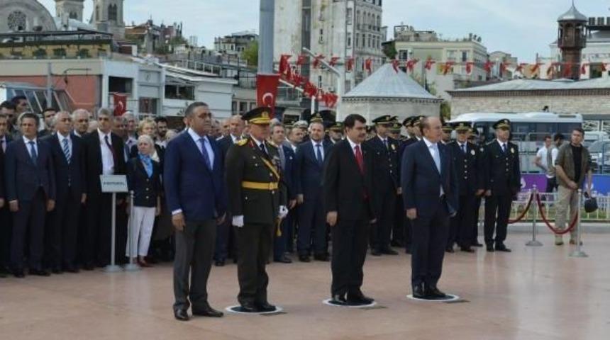 Taksim Meydanı'nda 30 Ağustos Zafer Bayramı T&ouml;reni