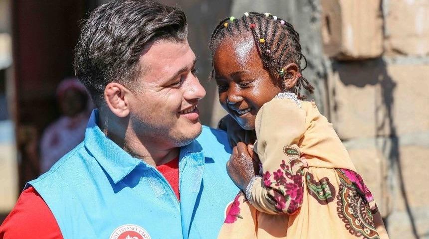 Dünya Şampiyonu Rıza Kayaalp, Bosna’da Kurban Eti Dağıtacak