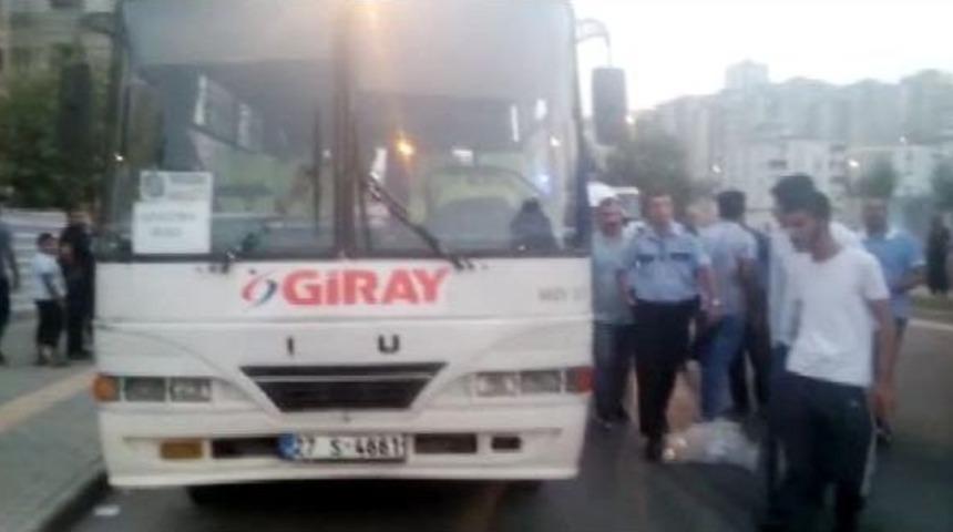 Kazada 2 Polis Yaralandı, Midibüs Sürücüsü Kalp Krizi Geçirdi