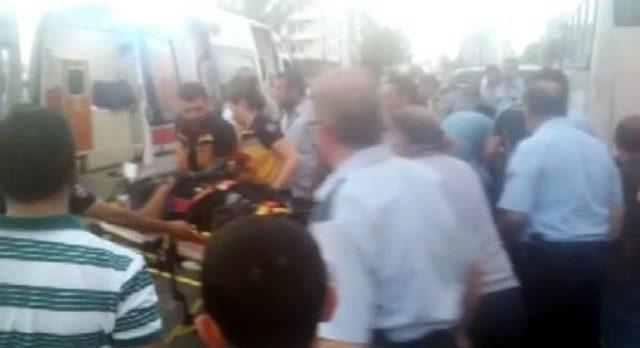 Kazada 2 Polis Yaralandı, Midibüs Sürücüsü Kalp Krizi Geçirdi