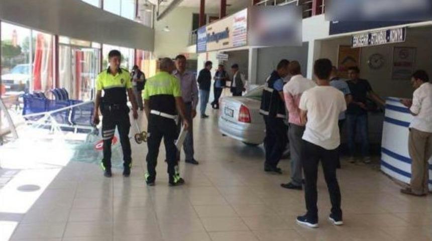 Ehliyetsiz S&uuml;r&uuml;c&uuml; Otomobiliyle Yazıhaneye Daldı