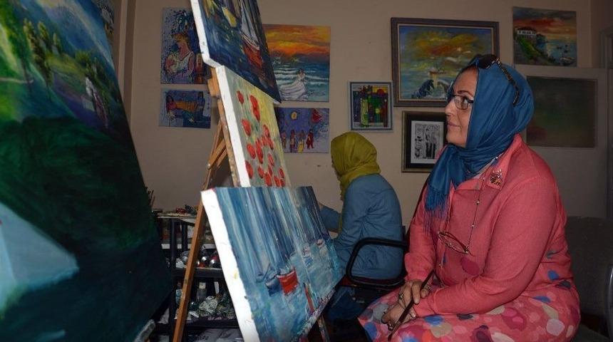 Baş&ouml;rt&uuml;l&uuml; Diye Okuldan Atıldı, 56 Yaşında &Uuml;niversiteli Oldu