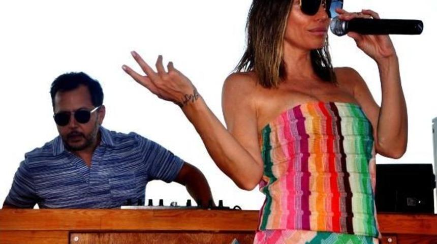 G&uuml;lşen'den Sahnede 30 Ağustos Kutlaması