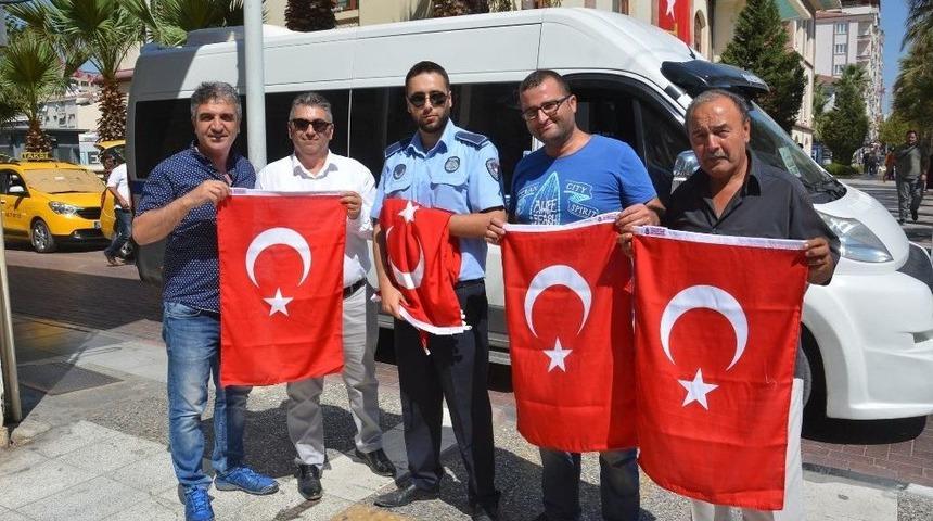 Şehzadeler&rsquo;den Vatandaşlara 2 Bin T&uuml;rk Bayrağı