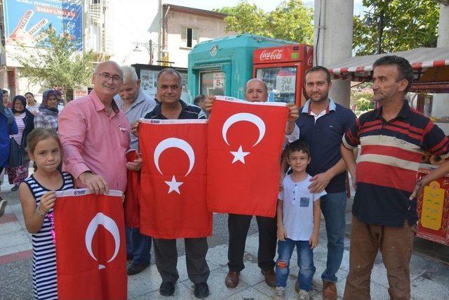 Şehzadeler’den Vatandaşlara 2 Bin Türk Bayrağı