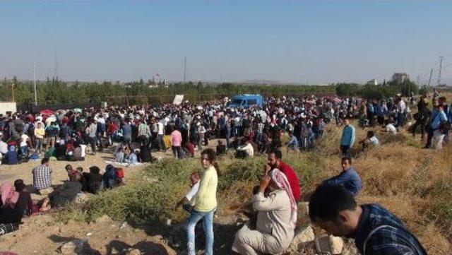 Türkiye'den Suriye'ye Bayram Öncesi Geçişte Izdiham