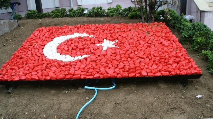 &Ccedil;akıl Taşından Yapılan Bayrağa B&uuml;y&uuml;k İlgi