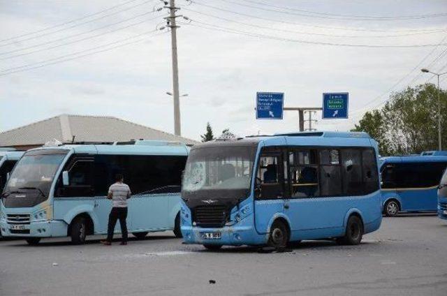 Gebze'de Minibüs Sürücüleri Birbirine Girdi