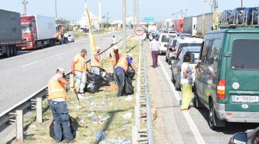 Avrupa'ya D&ouml;nen T&uuml;rkler'in Bıraktığı &Ccedil;&ouml;pler Toplandı