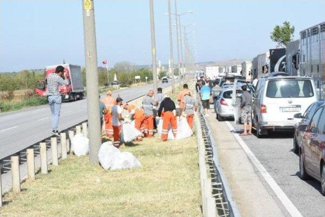 Avrupa'ya Dönen Türkler'in Bıraktığı Çöpler Toplandı