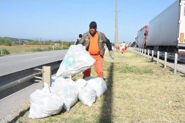 Avrupa'ya Dönen Türkler'in Bıraktığı Çöpler Toplandı