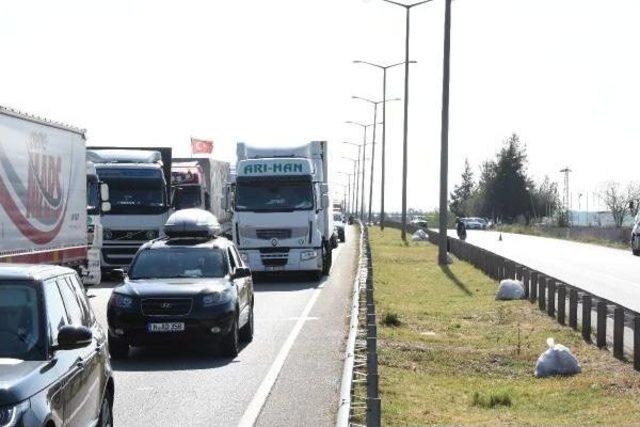 Avrupa'ya Dönen Türkler'in Bıraktığı Çöpler Toplandı