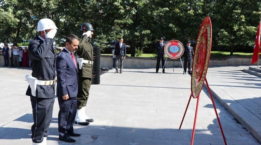 30 Ağustos Zafer Bayramı Kutlamaları Atat&uuml;rk Anıtı&rsquo;na &Ccedil;elenk Sunumuyla Başladı