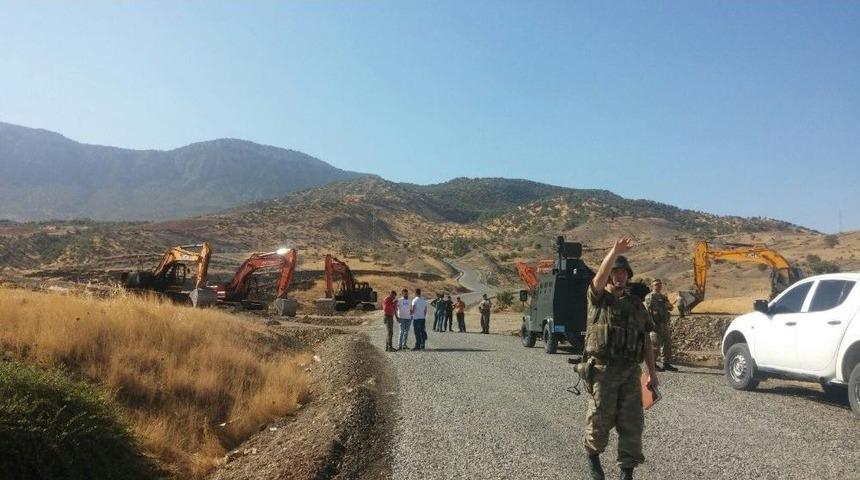 Ter&ouml;ristler Siirt&rsquo;te İş Makinelerini Ateşe Verdi