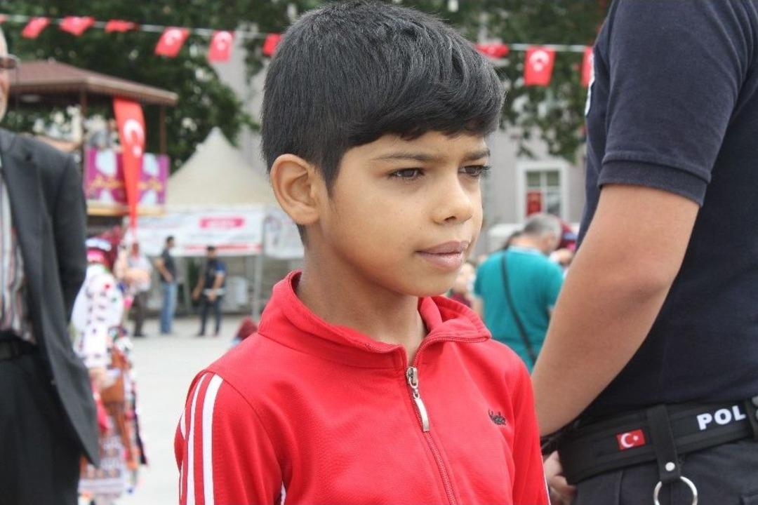 Suriyeli &Ccedil;ocuğun 30 Ağustos Zafer Bayramı Hassasiyeti