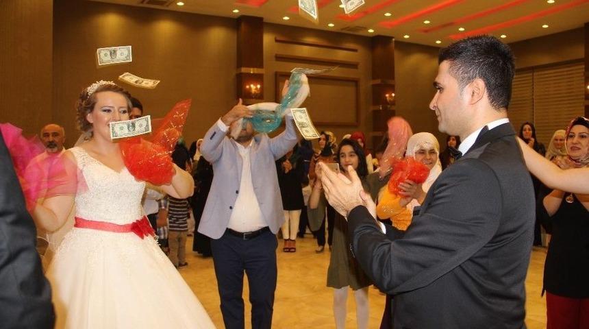 Polonyalı Gelinin Batman&rsquo;daki D&uuml;ğ&uuml;n&uuml;nde Dolarlar Havada U&ccedil;uştu