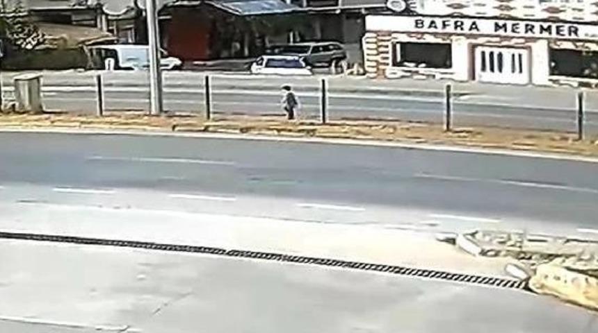 Yola Fırlayan Oğlunu Kurtarmak Isteyen Anne Ve Kucağındaki &Ccedil;ocuğuna Otomobil &Ccedil;arptı