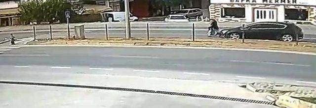 Yola Fırlayan Oğlunu Kurtarmak Isteyen Anne Ve Kucağındaki Çocuğuna Otomobil Çarptı