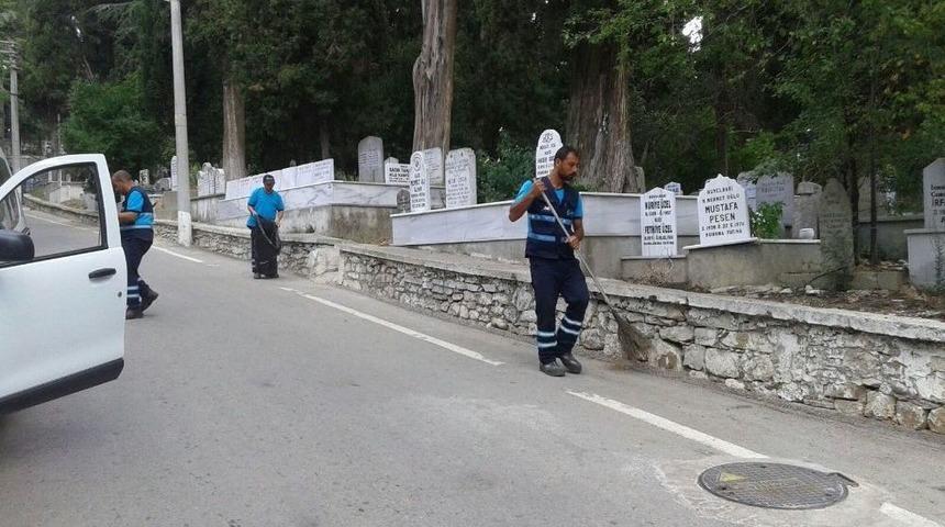 Mezarlık Güzergahlarında Temizlik Çalışmaları Başladı
