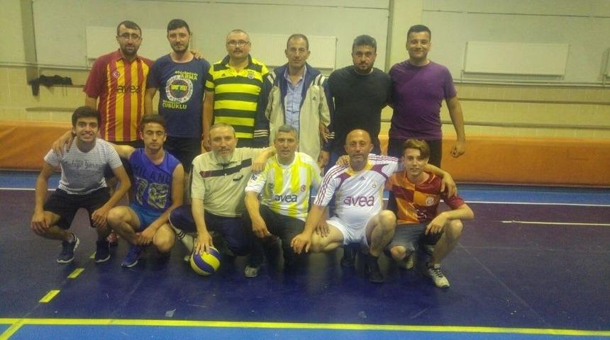 Yaşlılarla Gen&ccedil;lerin Voleybol Ma&ccedil;ı