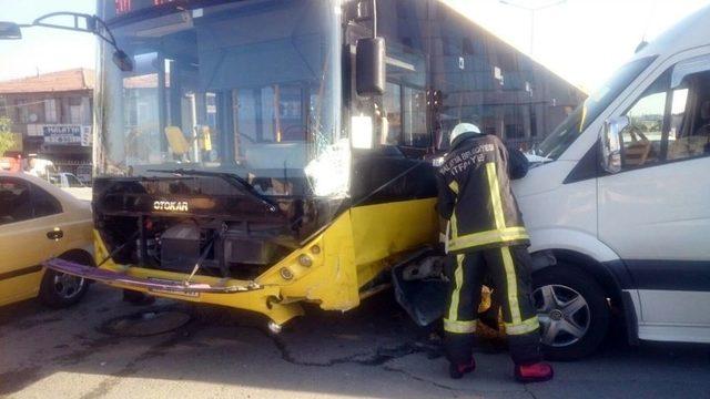 Sanayi Kavşağında Zincirleme Kaza: 5 Yaralı