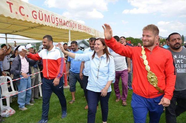 Gümüşhacıköy’deki Güreşlerde Başpehlivan İsmail Balaban Oldu