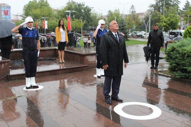 Bolu’da Sağanak Yağış Kutlama Törenini Erteletti