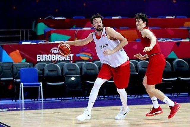 A Milli Basketbol Takımı'nda, Pınar Karşıyaka'da Görev Yapmış 8 Isim Yer Alıyor