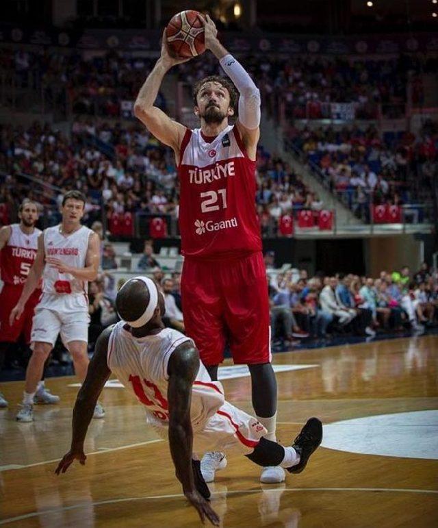 A Milli Basketbol Takımı'nda, Pınar Karşıyaka'da Görev Yapmış 8 Isim Yer Alıyor