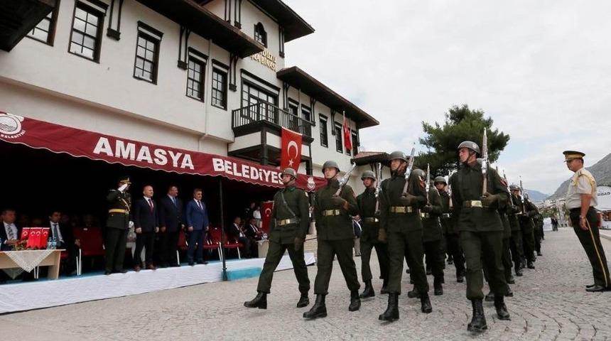 30 Ağustos Saraydüzü Kışlası Önünde Kutlandı