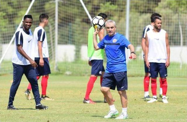 Antalyaspor'dan Zafer Bayramı'na Bayraklı Kutlama