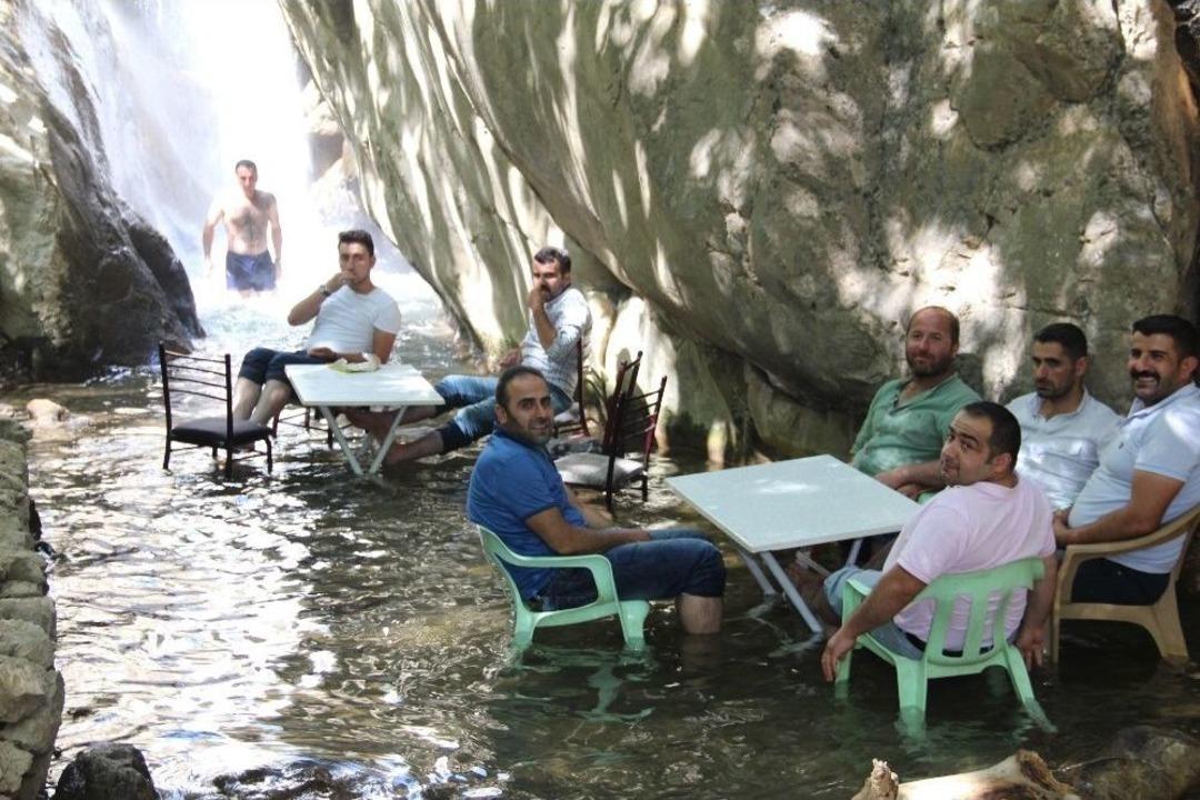 Serinlemek İsteyenler Nehri Şelalesi&rsquo;ne Akın Ediyor