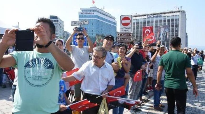 İzmir'de Zafer Bayramı Kutlandı