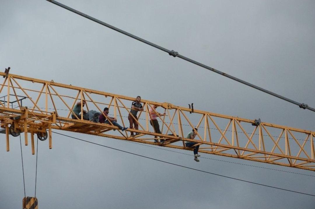 Maaşlarını Alamadıklarını İddia Eden İş&ccedil;iler Kule Vince &Ccedil;ıktı