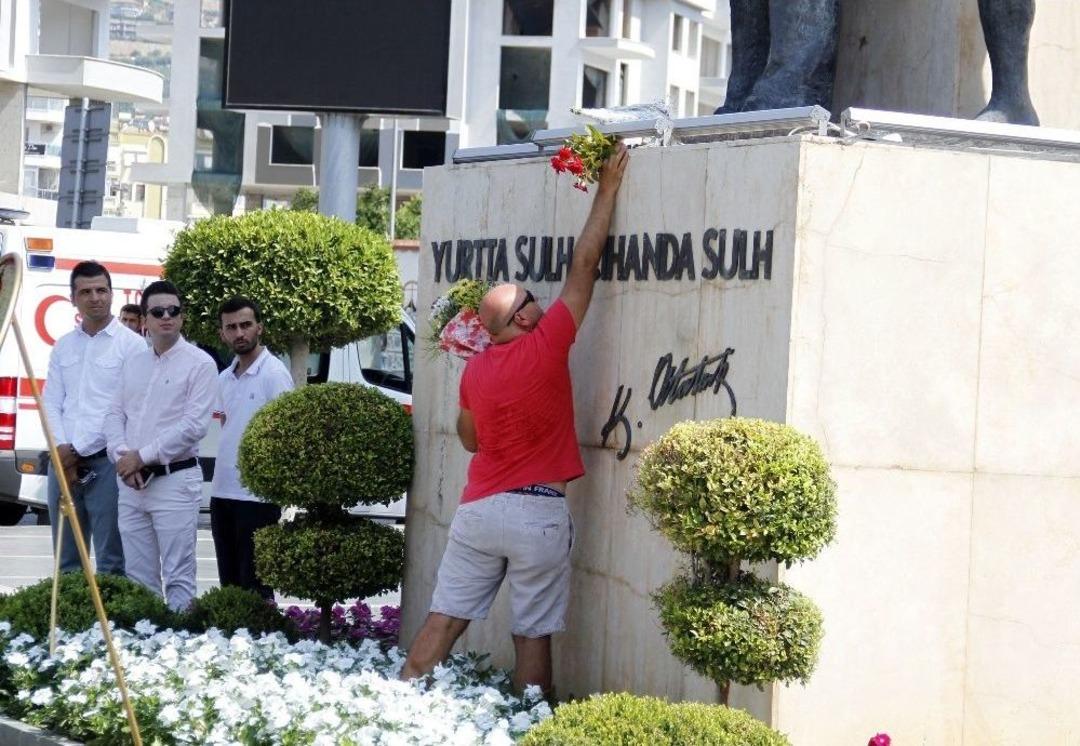 Zafer Bayramı Kutlamalarında Ukraynalı Ailenin Atat&uuml;rk Sevgisi