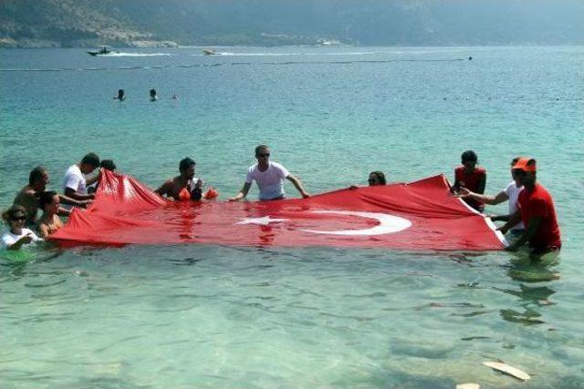 Plajda Insanlardan Dev Türk Bayrağı Oluşturuldu