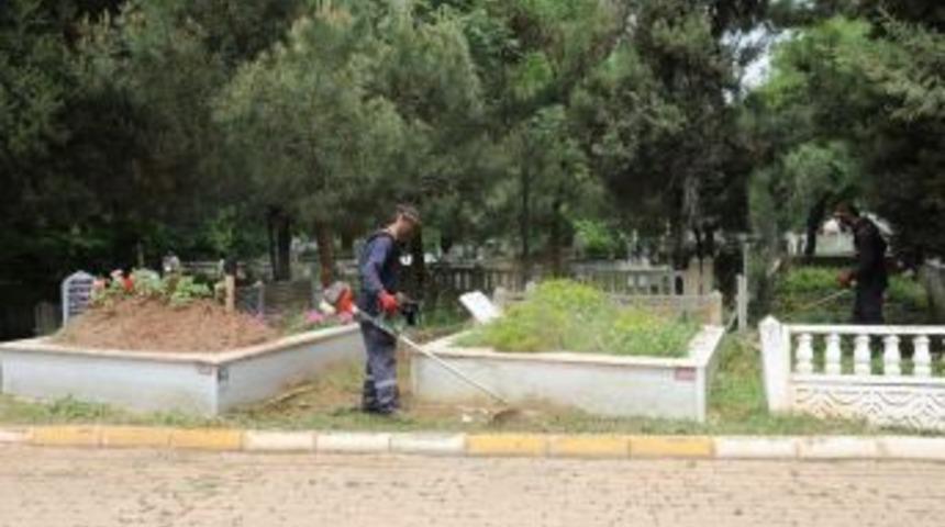 Mezarlıklarda Bayram Temizliği Tamamlandı