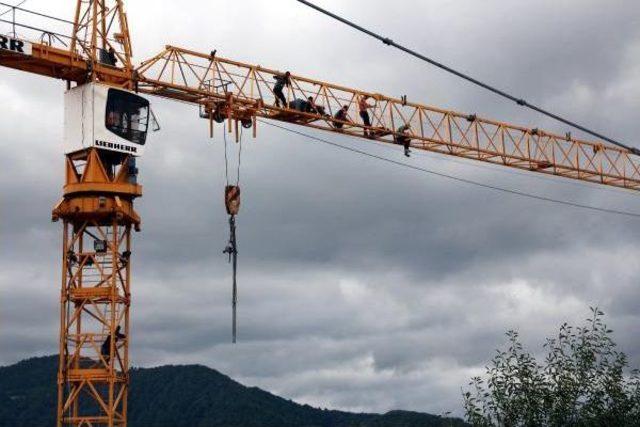 Toki Inşaatında Ücret Alamayan 8 Iççi Kule Vincine Çıktı