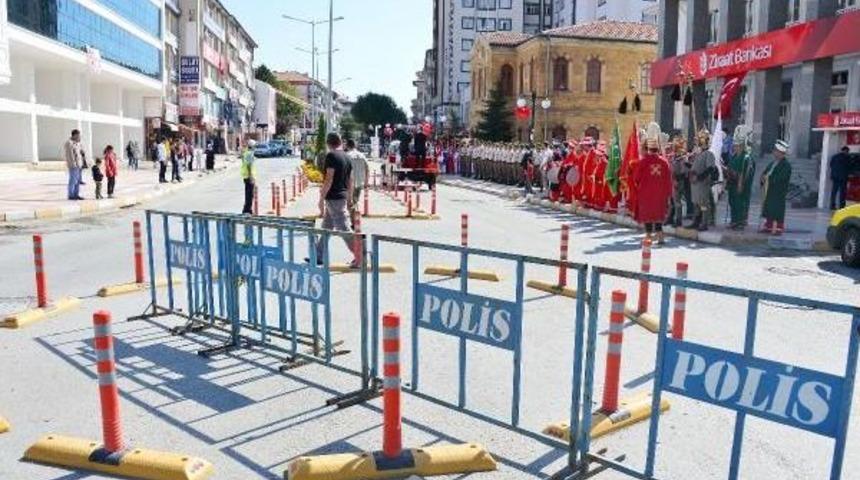 Yozgat'ta Polis Barikatlı 30 Ağustos Kutlaması