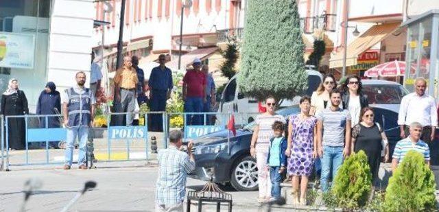 Yozgat'ta Polis Barikatlı 30 Ağustos Kutlaması