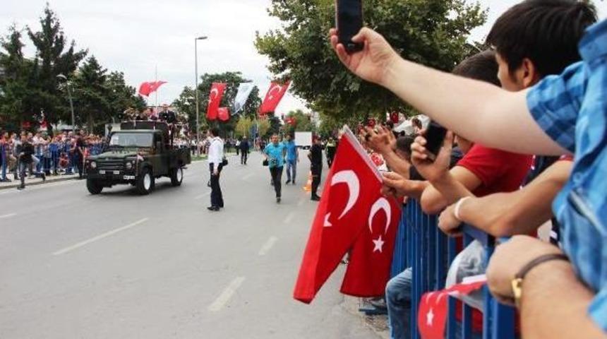 Zafer Bayramı Adapazarı'nda Coşkuyla Kutlandı