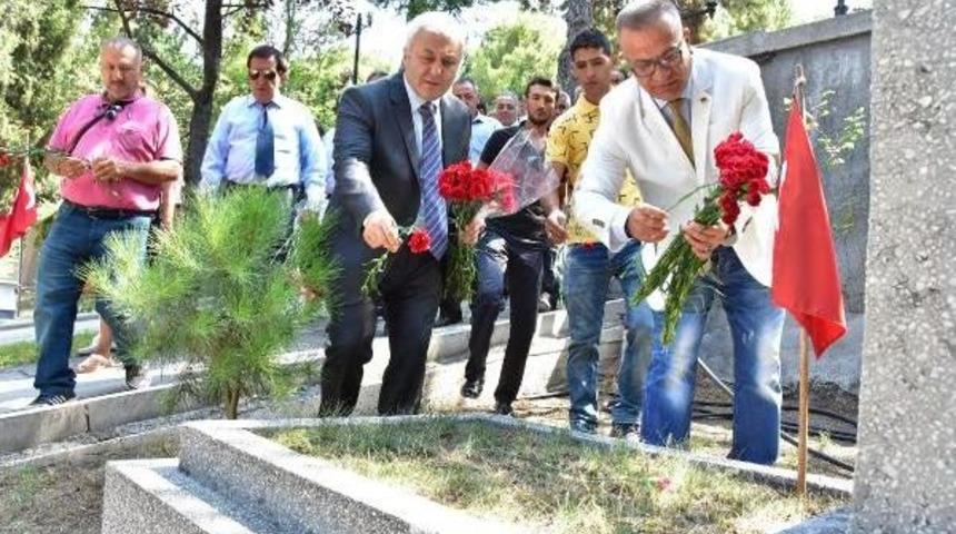 İzmir'de Chp'li Tuncay &Ouml;zkan'dan Şehitlik Ziyareti