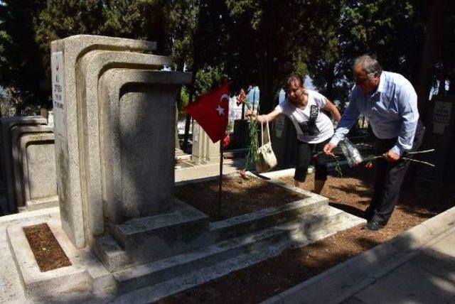 İzmir'de Chp'li Tuncay Özkan'dan Şehitlik Ziyareti